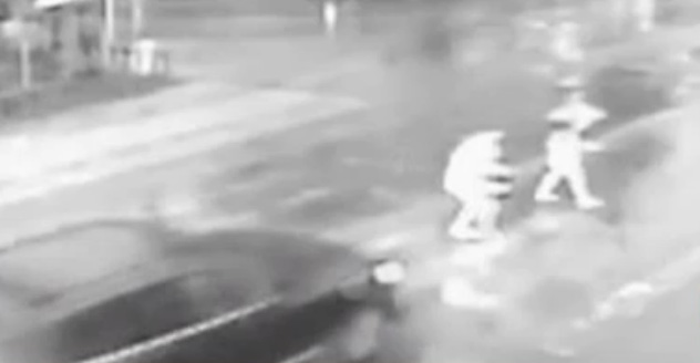 Momentul in care femeia a fost lovita a fost surprins de camerele de luat vederi