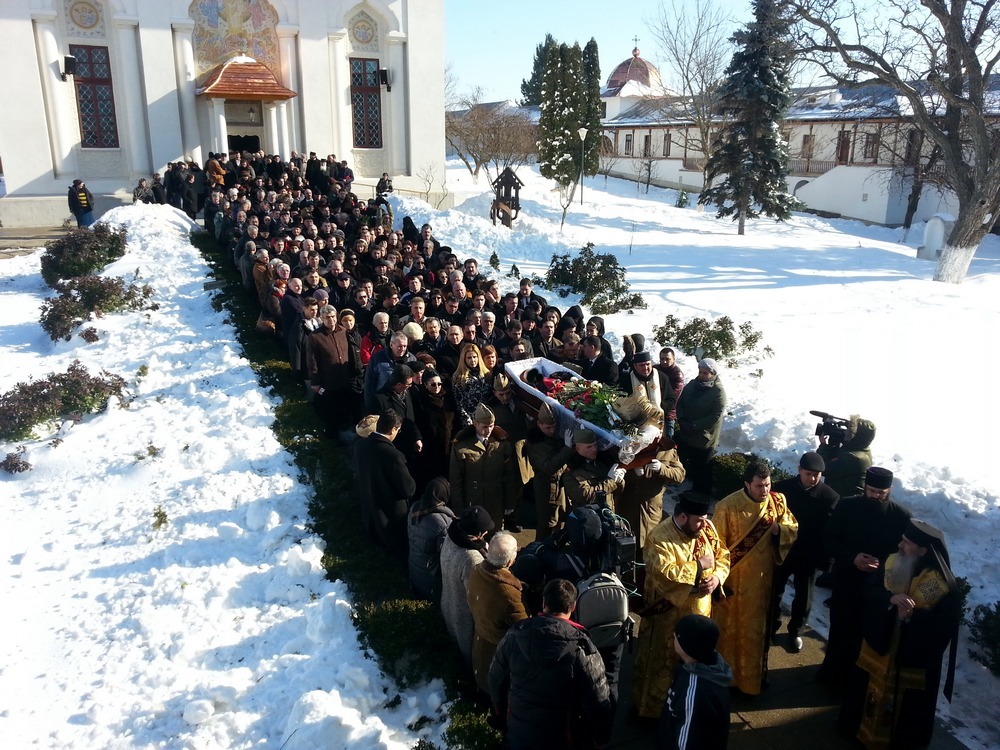 Sute de oameni, printre care si zeci de artisti, au venit sa o conduca pe ultimul drum pe Marioara Murarescu