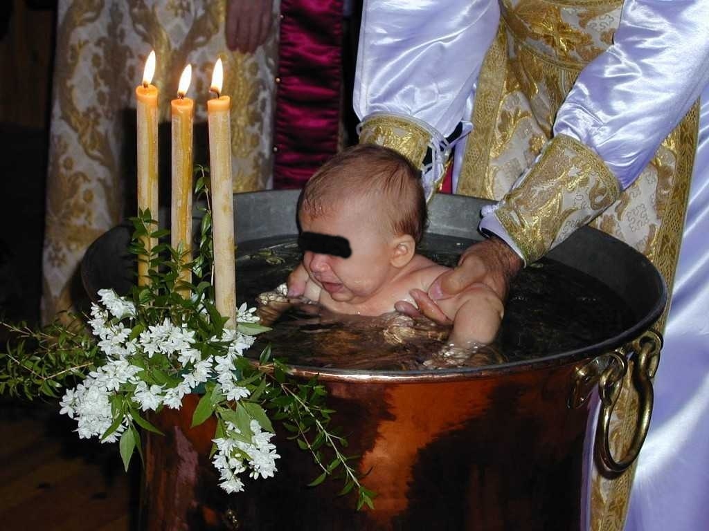 O familie si-a botezat copilul Isus