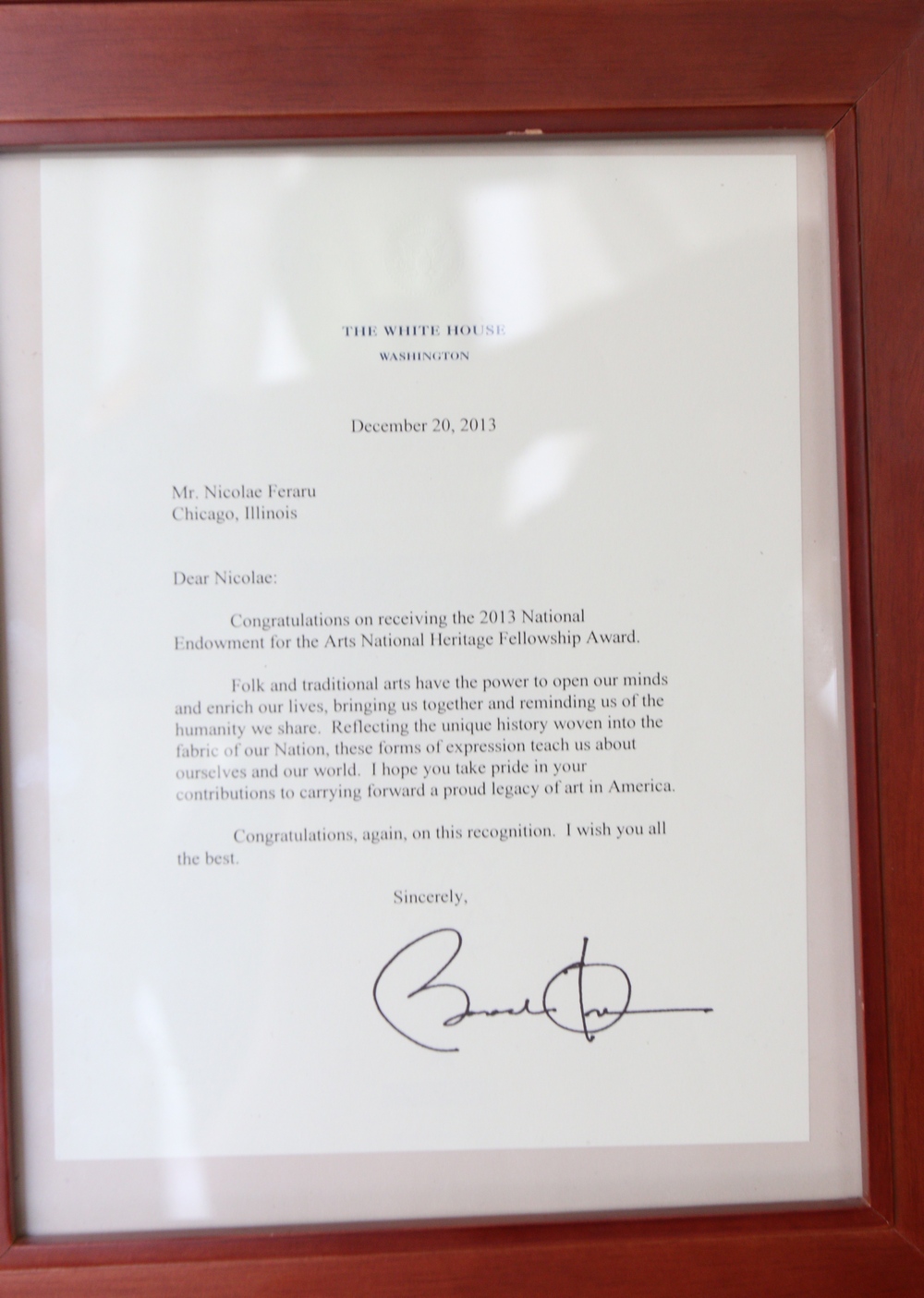 Scrisoarea pe care a primit-o de la Barack Obama a inramat-o si o poarta mereu cu el