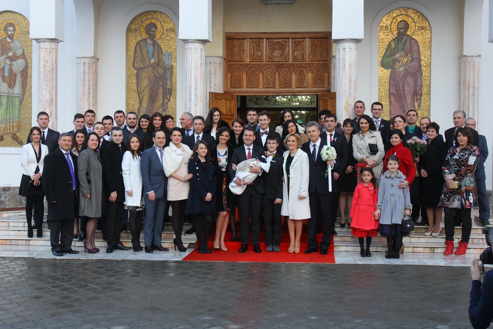 La finalul ceremoniei religioase invitatii au stat sa faca o poza de grup pe treptele bisericii