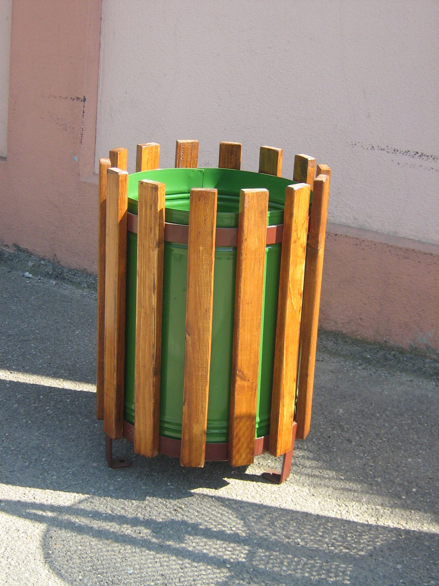 Un alt cetatea a cerut primariei sa schimbe cosurile de gunoi, in asa fel incat sa poata fi folosite ca si cosuri de baschet