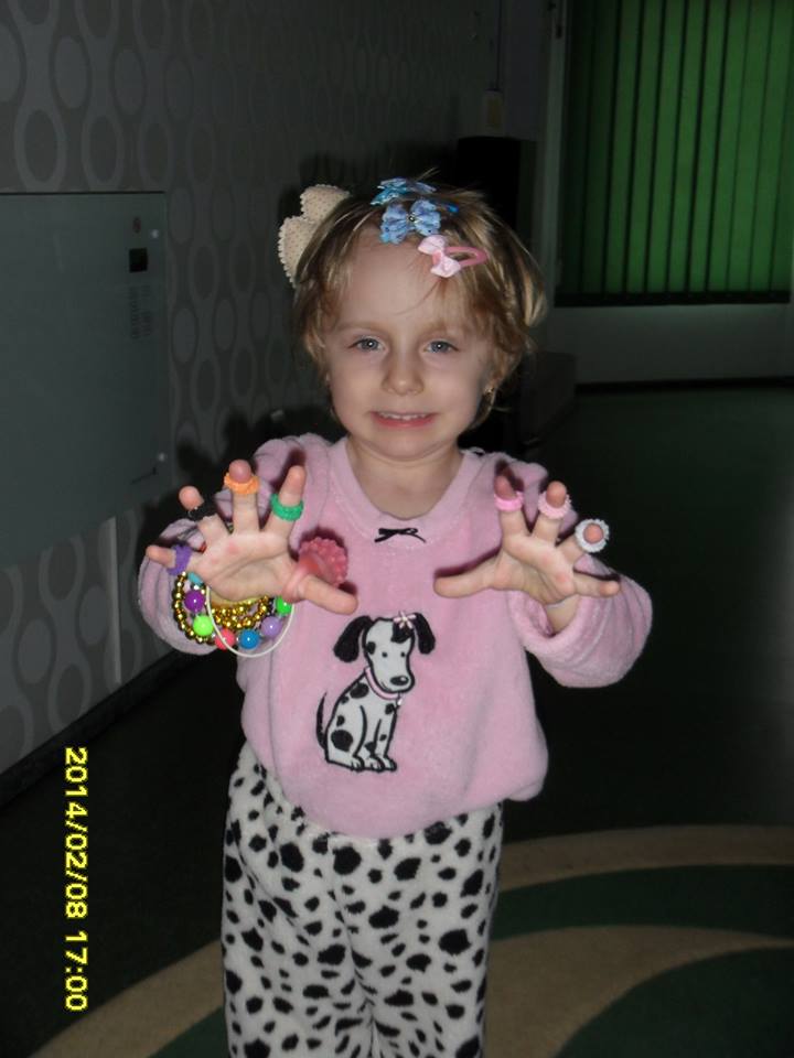 O fetita foarte cocheta, Maia are o adevarata colectie de bijuterii