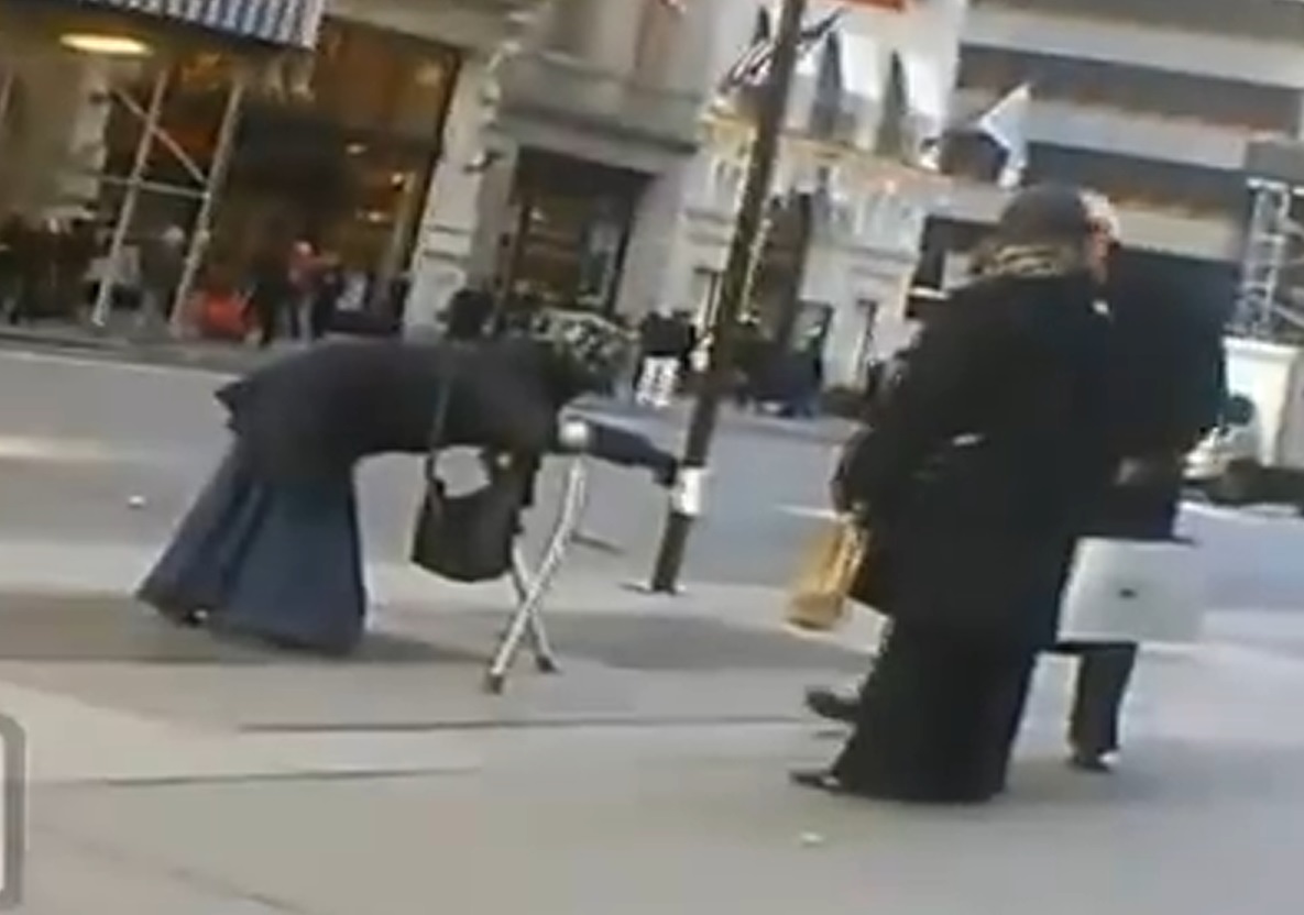 Din cand in cand femeia goleste paharul, ca sa para ca nimeni nu i-a dat nimic