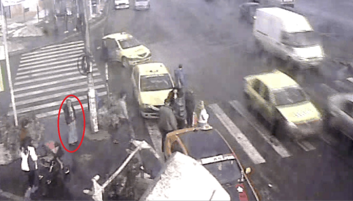 Femeie astepta la semafor o victima