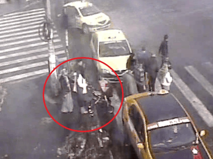 Femeia nu s-a ferit de zecile de persoane care se aflau langa ea