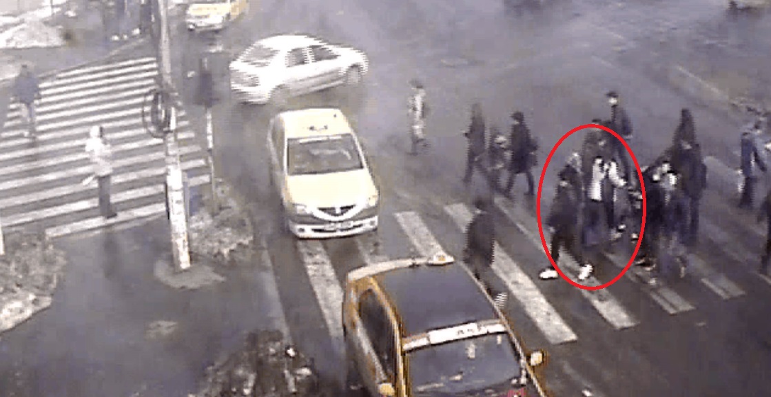 Furtul a avut loc chiar in mijlocul strazii pe trecerea de pietoni