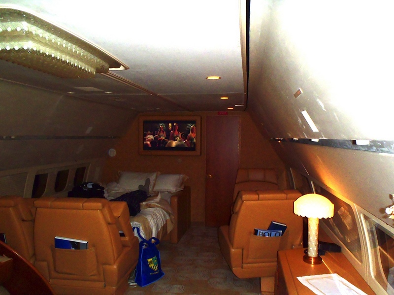 Avionul este complet utilat din punct de vedere medical, iar printre altele are instalat si un pat