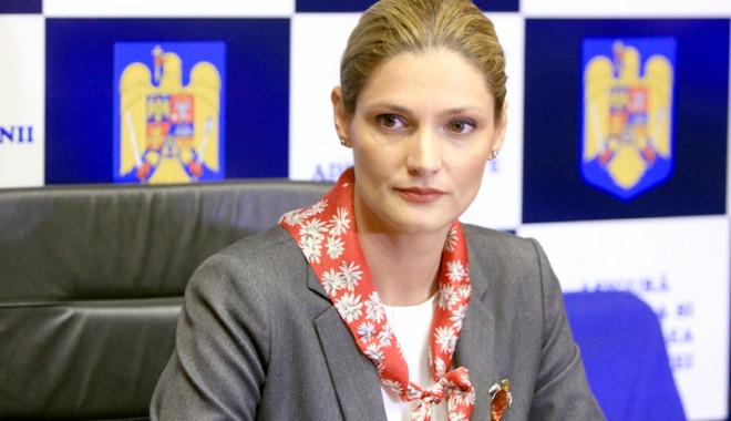 Ministrul Transporturilor Ramona Manescu are toate instrumentele la indemana pentru a face curatenie la Aviatia Civila