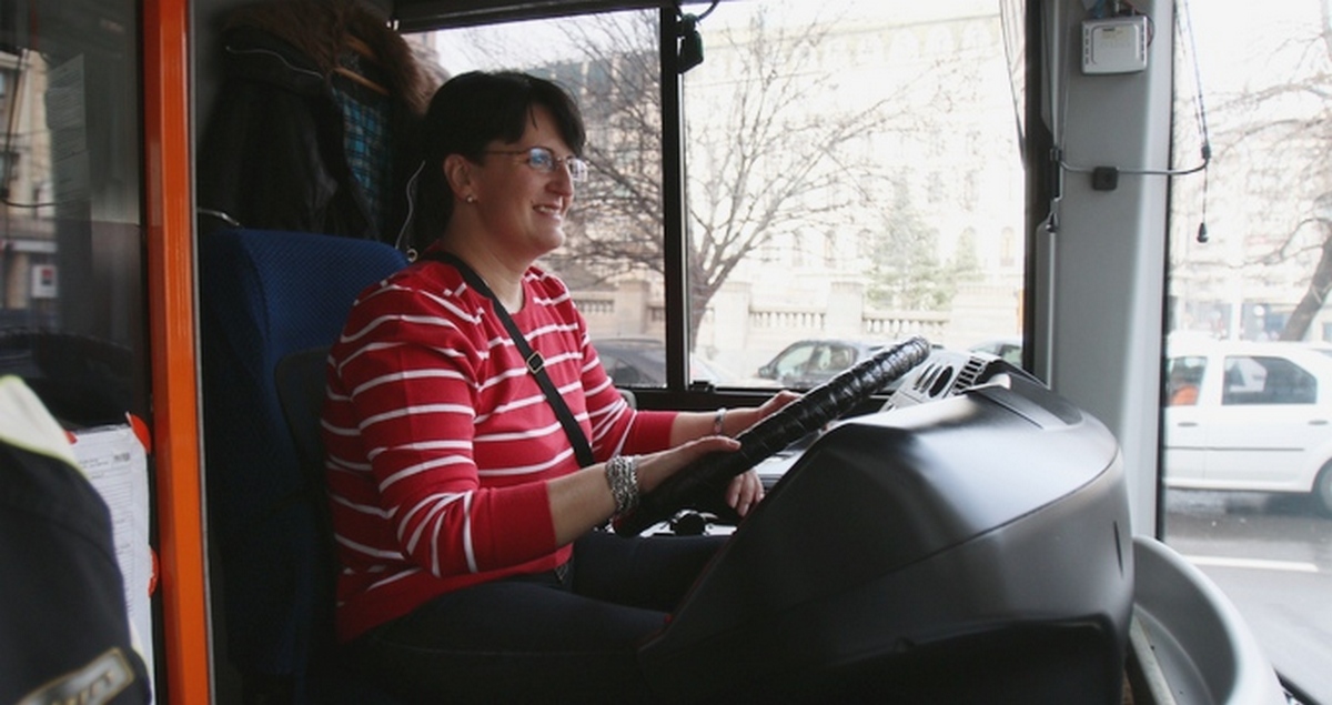 Soferita ne-a spus ca deja nu mai aude glumitele colegilor sai, referitoare la linia pe care conduce