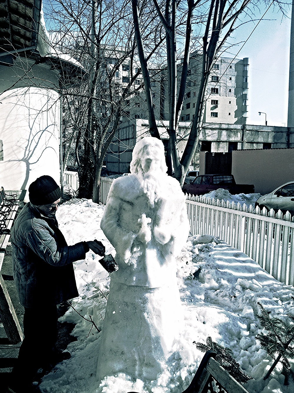 Este deja al patrulea an in care preotul de zapada pazeste si apara lacasul de cult