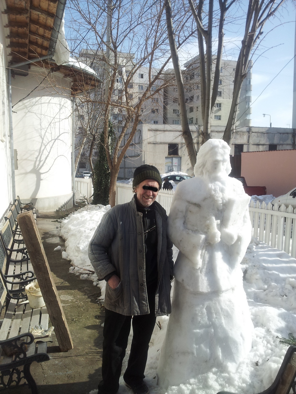 Enoriasii vin aici, se roaga, iar la plecare isi fac poze cu opera de arta