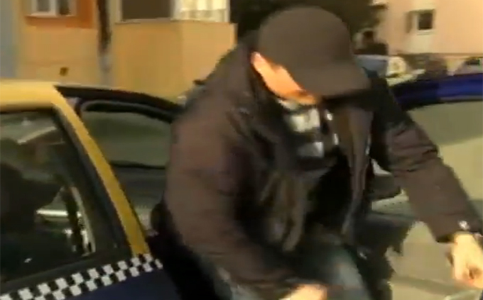 LA 16:00, a parasit locul de munca si s-a dus acasa