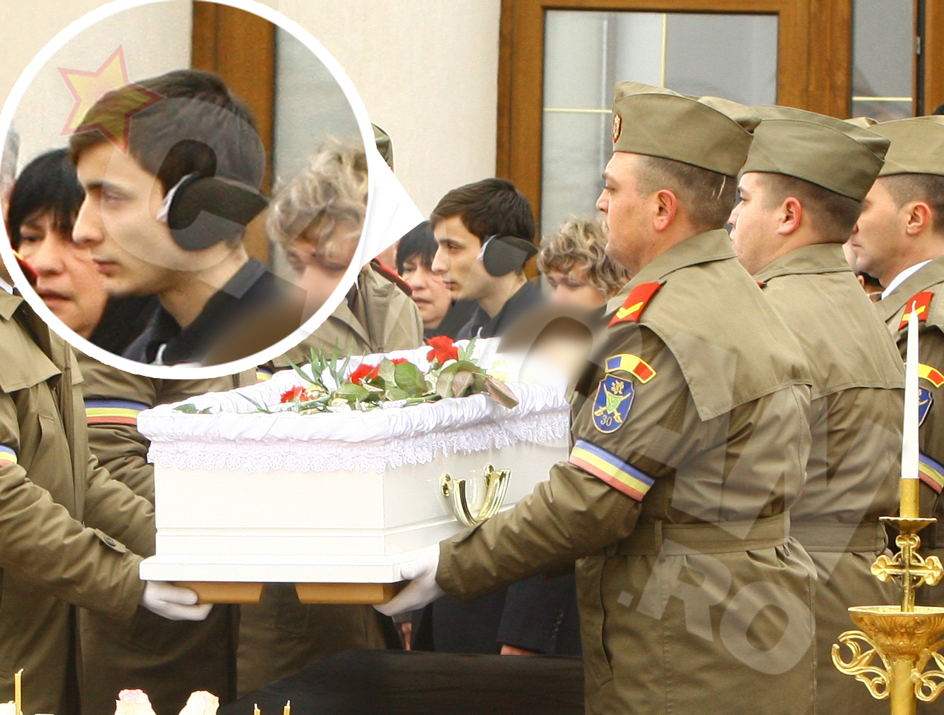 Alex a cumparat parintilor sai un catel si un papagal