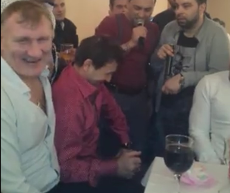 Unul dintre invitati a facut, cel mai probabil o gluma, o dedicatie pentru Tolea 