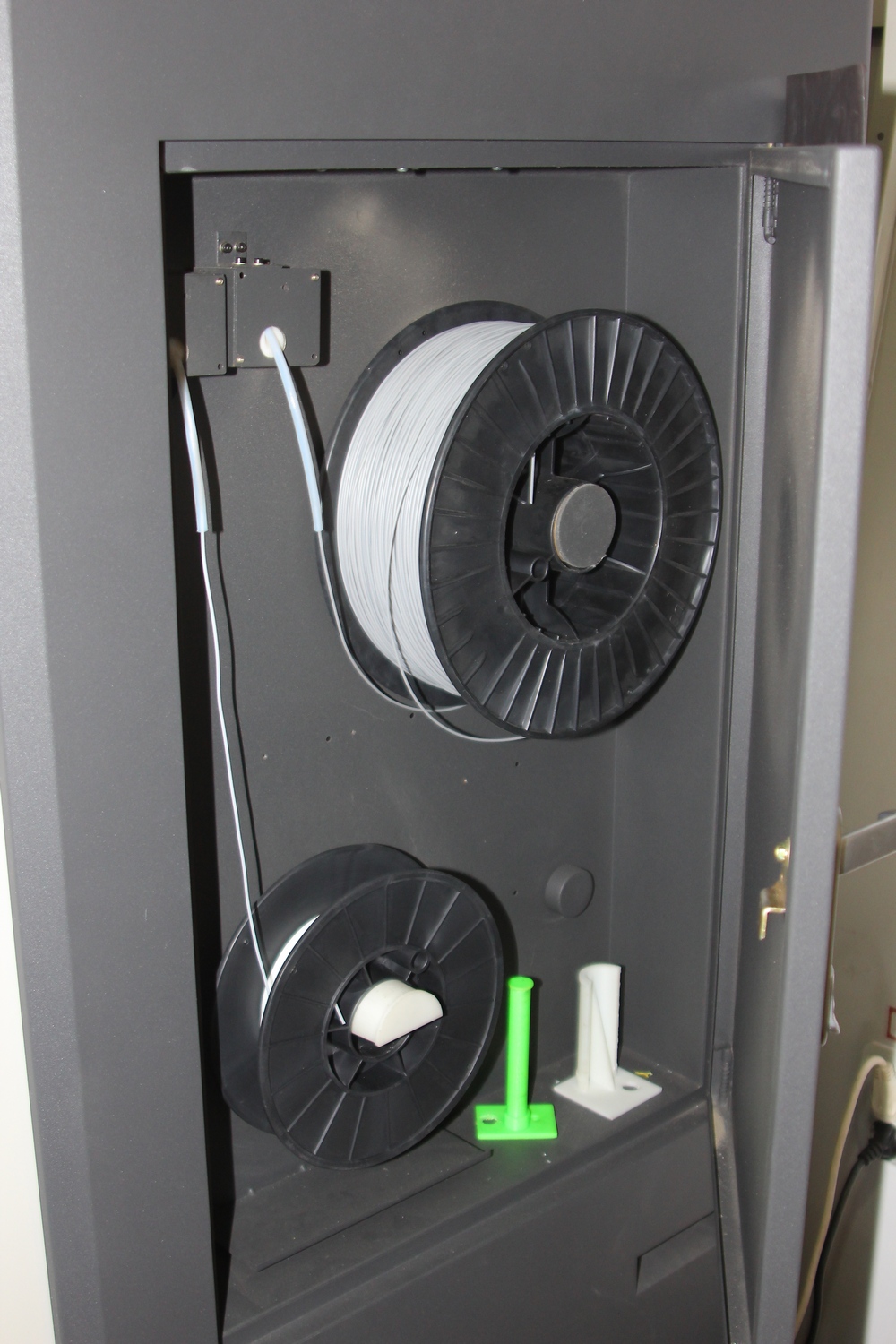 Imprimanta foloseste ca materia prima ABS, un fel de plastic