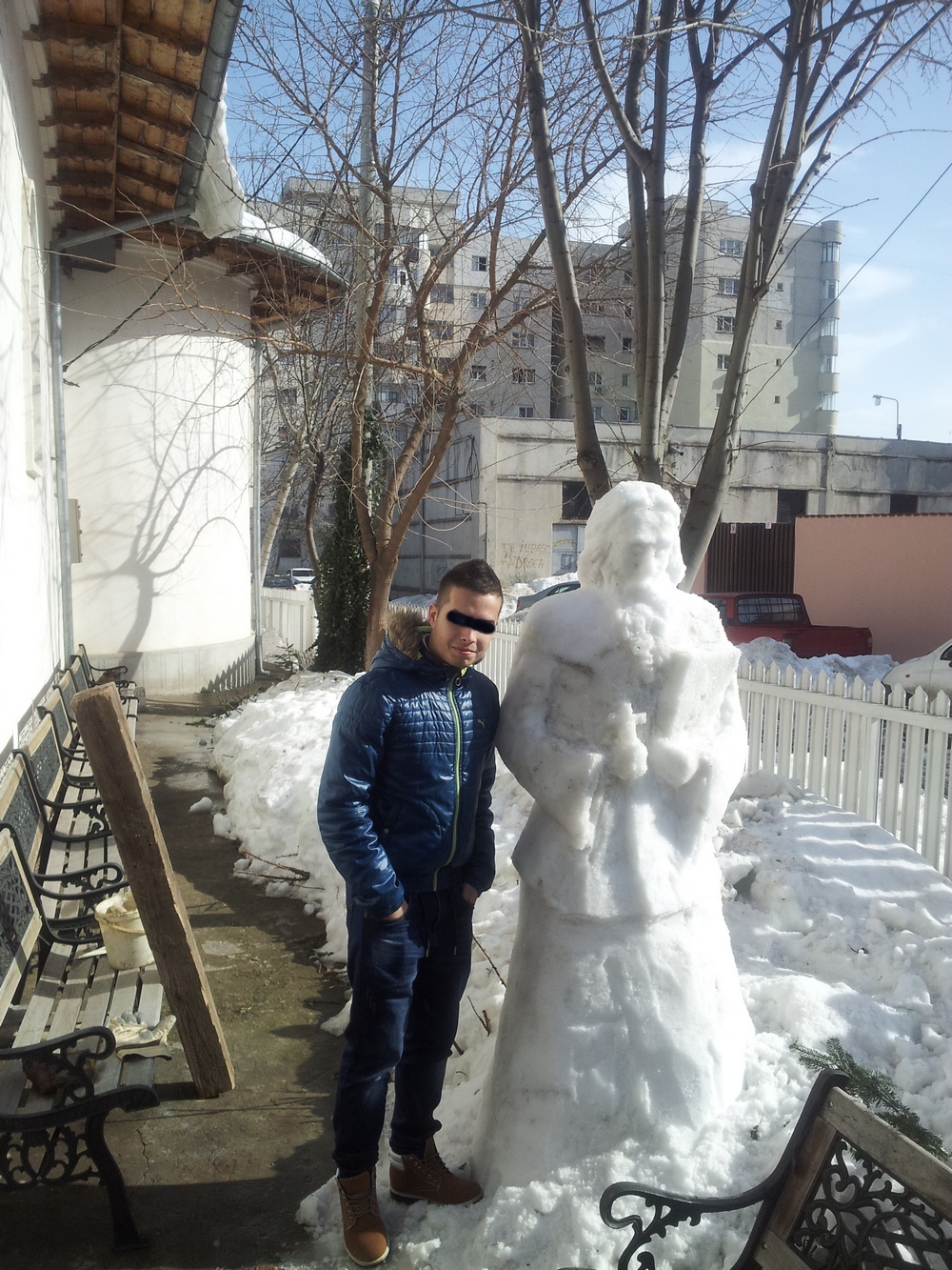 Tinerii vin si ei si se pozeaza alaturi de preotul de zapada