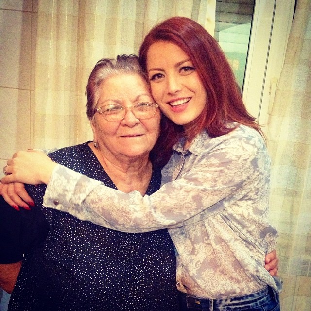 Elena Gheorghe alaturi de bunica ei