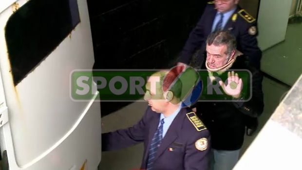 Gigi Becali a venit in fata judecatorilor cu un guler cervical