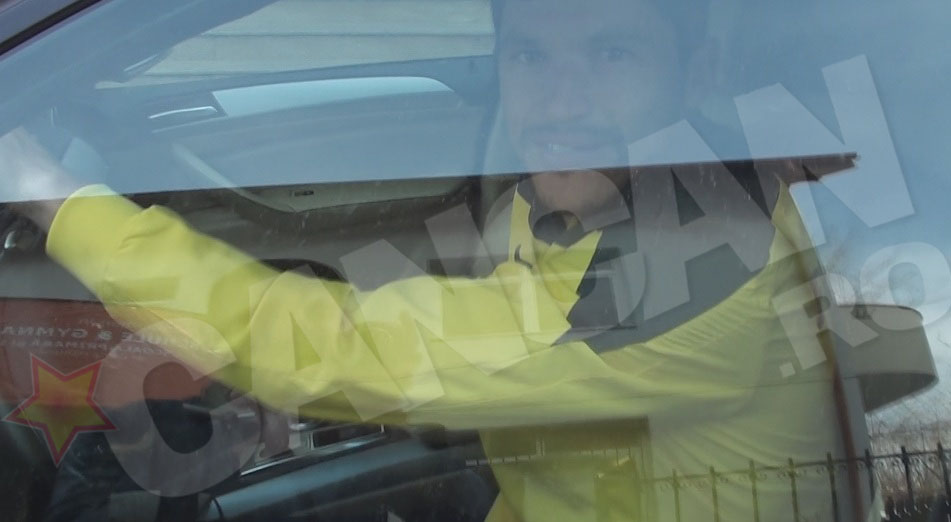 Cristi Tanase i-a salutat pe paparazzi CANCAN.RO