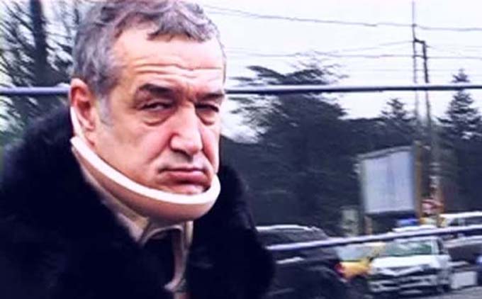 Din cauza herniei de disc, Gigi este nevoit sa poarte un guler cervical