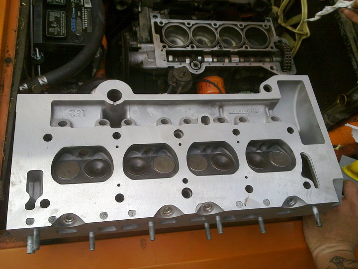 Tanarul a mesterit mult la prima masina, iar odata a fost nevoit sa repare chair si blocul motor