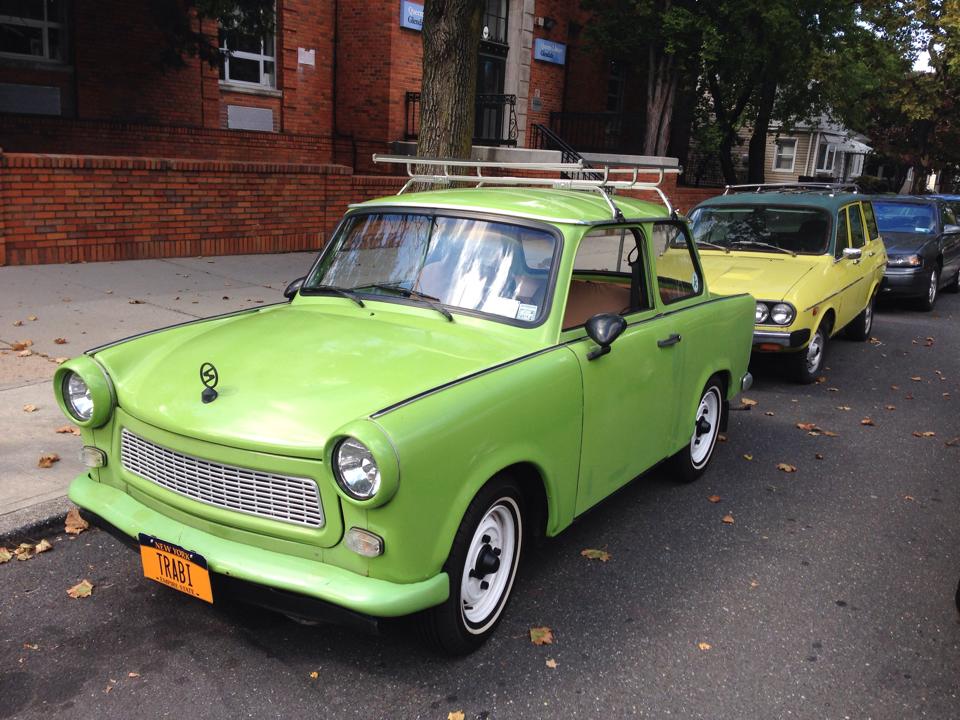 Tanarul are in New York si un prieten care are trabant