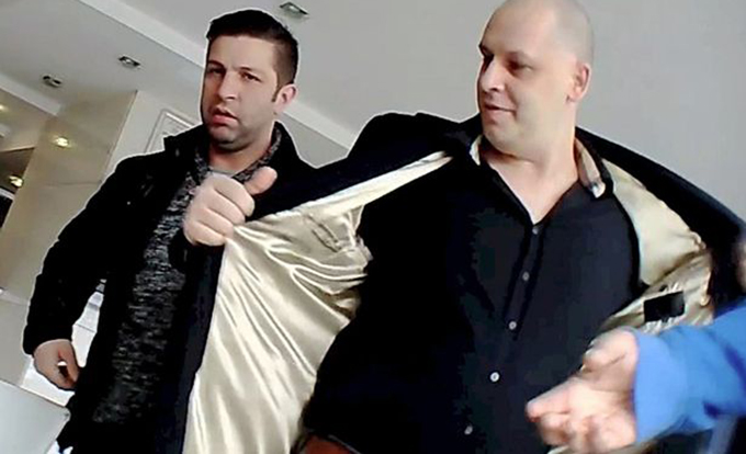 Adrian Meder merge peste tot insotit de bodyguard-ul lui (stanga)