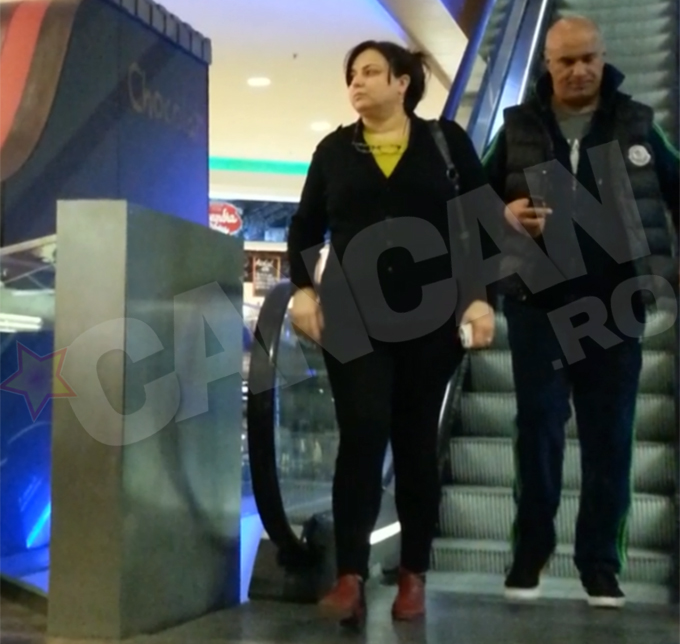 Zilele trecute, Fane Spoitoru s-a relaxat intr-un mall bucurestean cu sotia lui, Elena