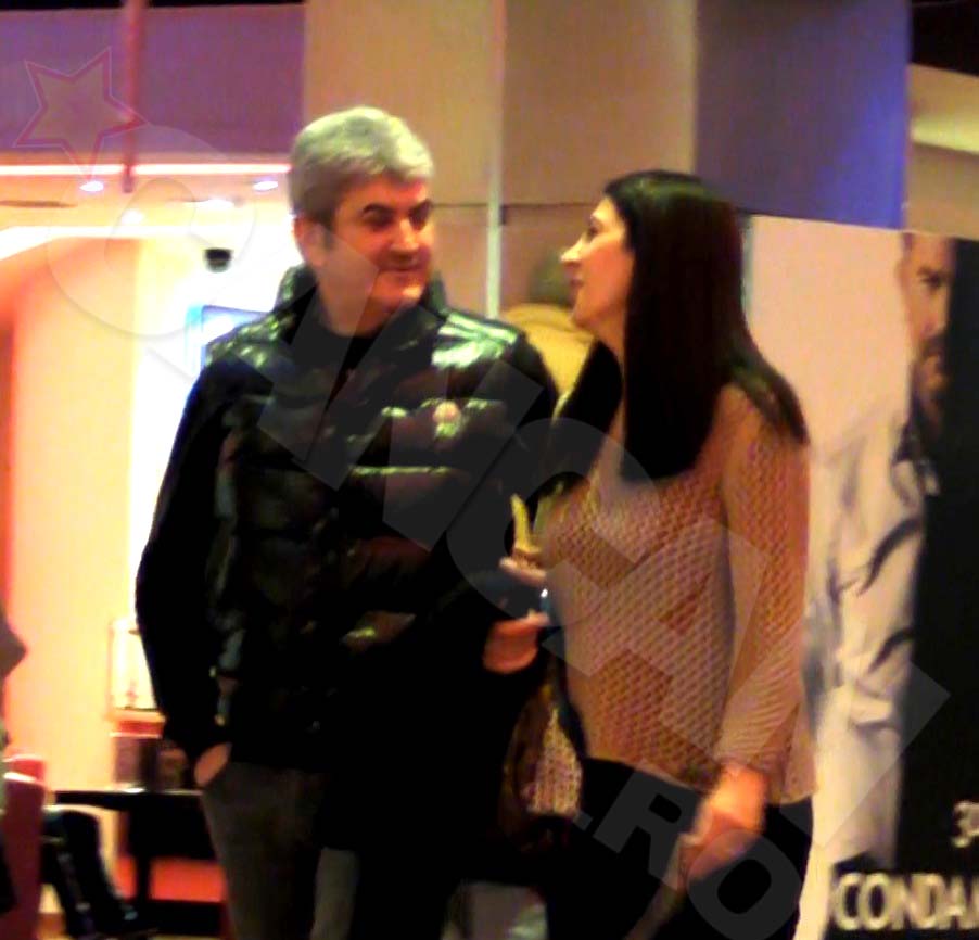 Vicepremierul Romaniei, Gabriel Oprea, alaturi de sotia sa, Sanda, se plimba prin mall