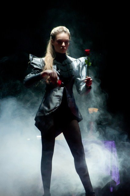 Cristina Strecopitov este cunoscuta ca prima femeie magician din Romania