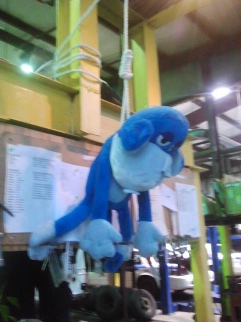 Mecanicilor din SUA sunt porecliti maimute, air el a vrut sa faca o gluma cu o maimuta uriasa din plus