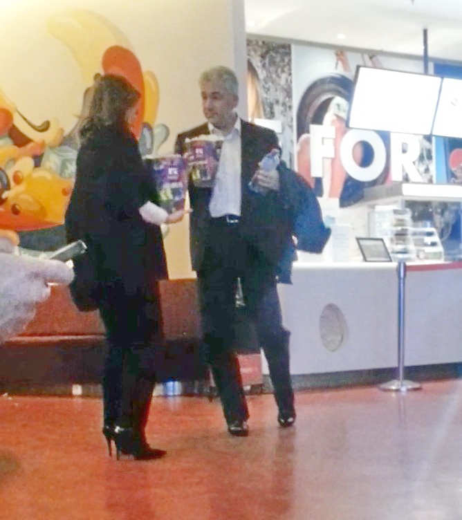 Galant, el i-a cumparat floricele si o sticla de apa