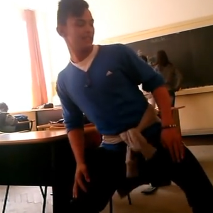 Elevul se rupe in figuri pe ritmurile melodiei