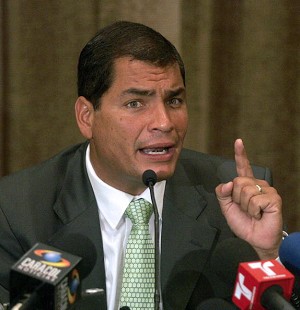 Rafael Correa , presedintele Ecuadorului, a fost fermecat de frumusetea romancei (foto:moments2012.wordpress.com)