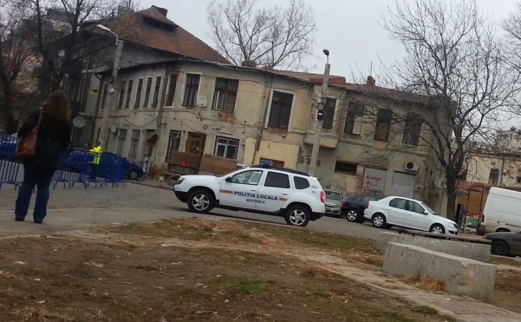 Vineri dimineata mai multi politisti aveau grija ca traficul sa se desfasoare normal in jurul pietei de flori din sectorul 5