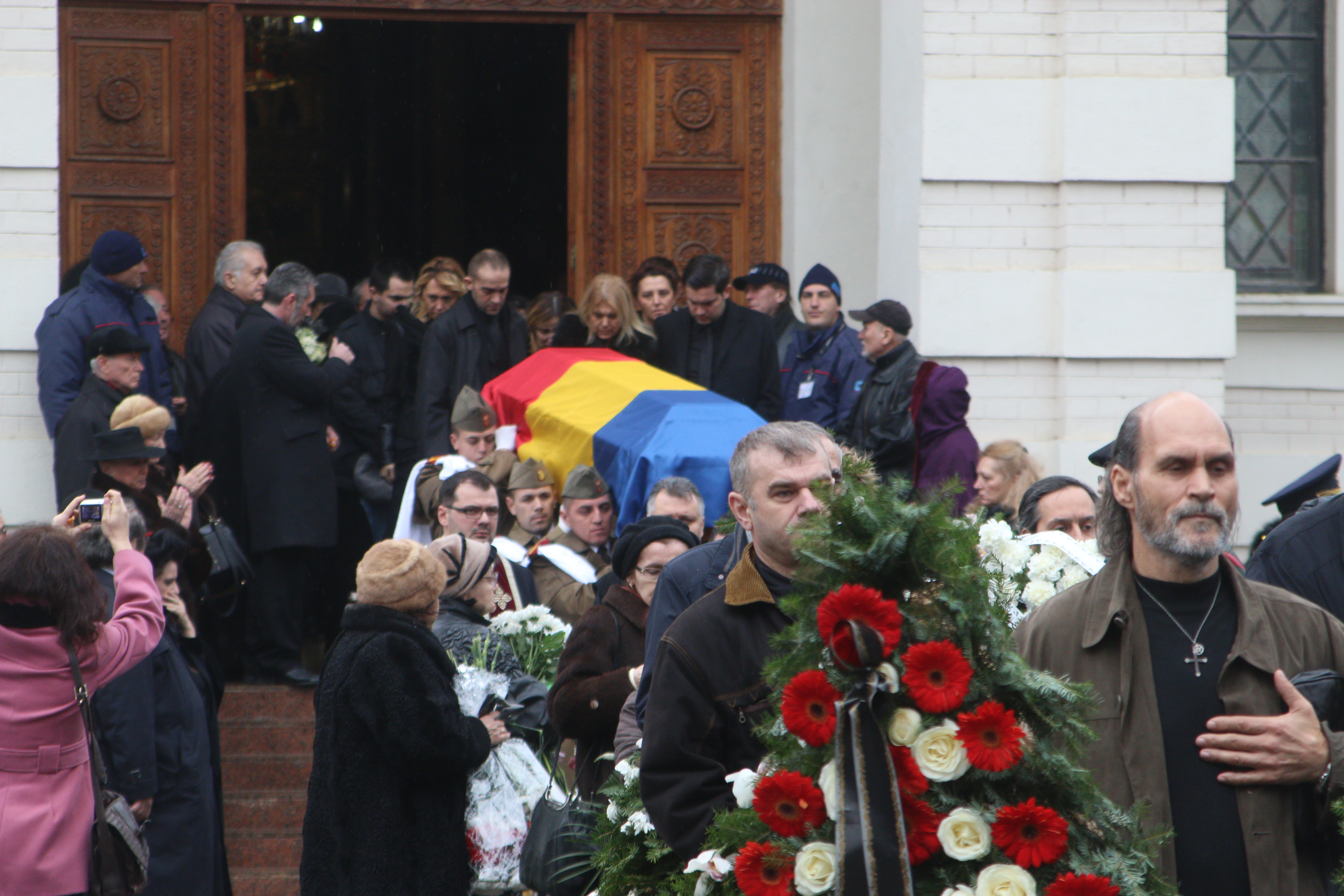 Sicriul a fost acoperit cu steagul tricolor