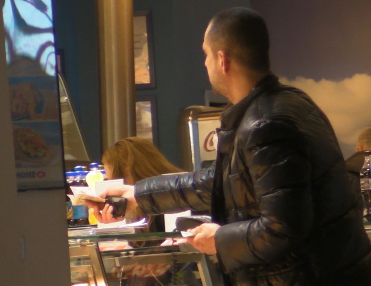 Vedeta tv achita mancarea pe care o ia la pachet