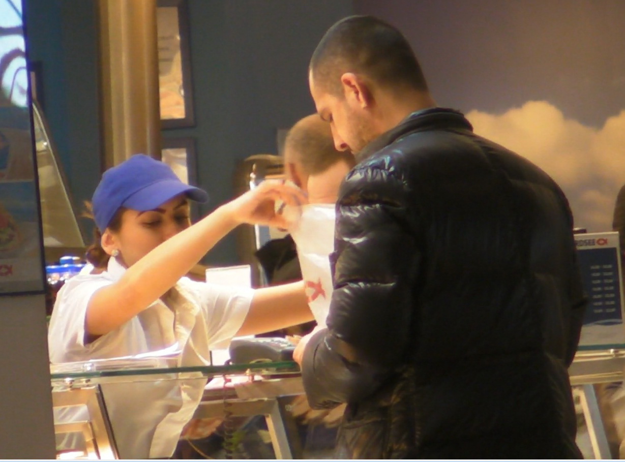 In timp ce vanzatoarea ii plaseaza punga cu mancare, Madalin pregateste banii ca sa-i plateasca