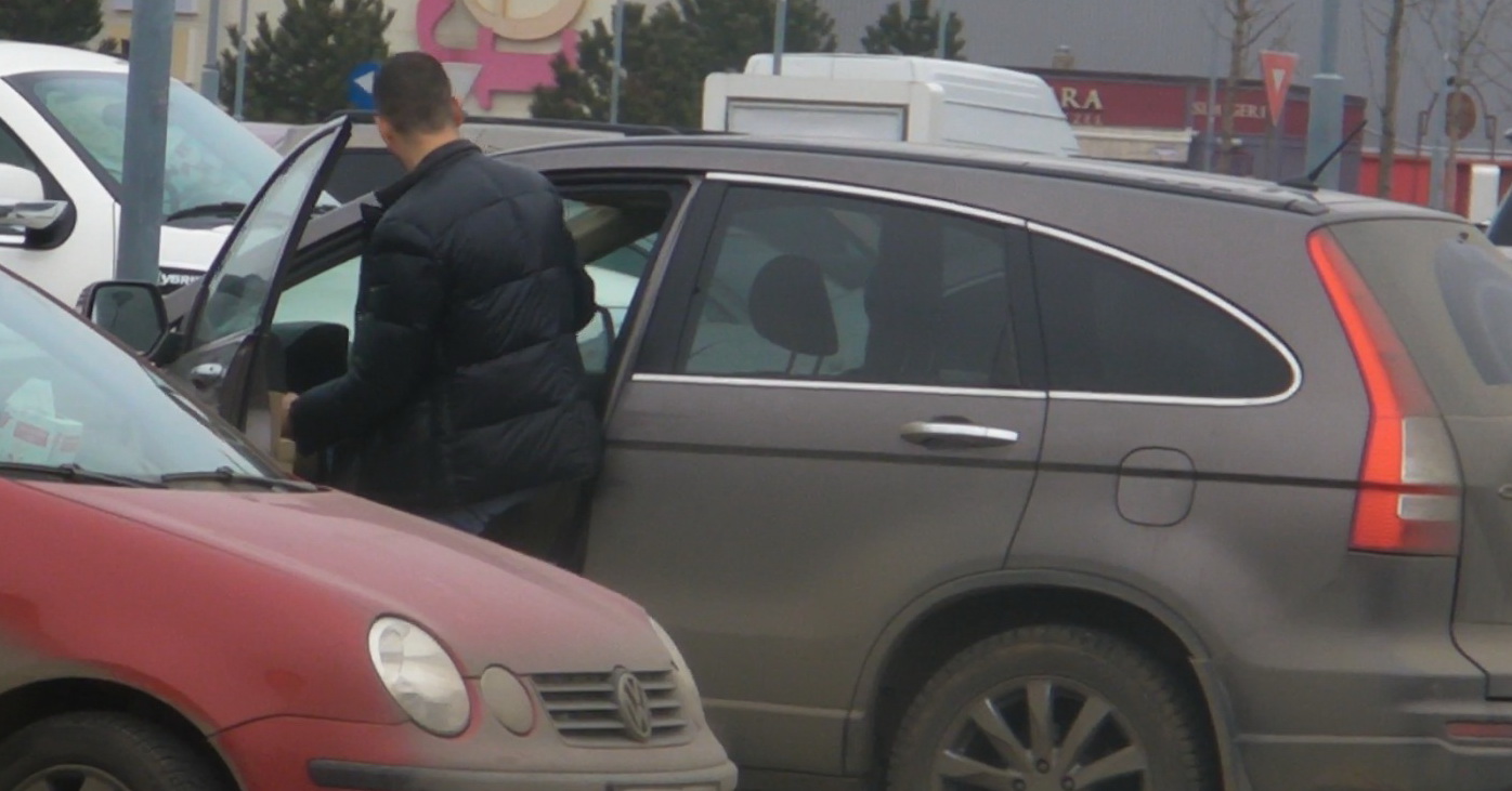 Dupa ce si-a luat de mancare, Madalin Ionescu nu a mai pierdut timpul prin mall si a plecat direct spre serviciu