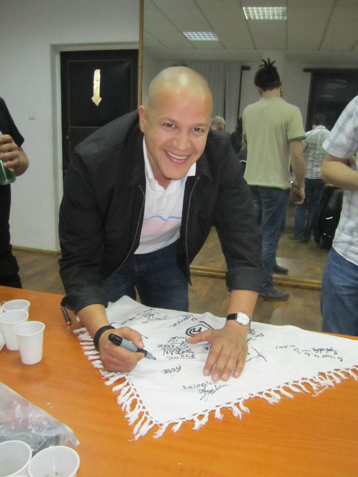 El va pleca pe vas pe 28 martie si va sta circa sapte, opt luni