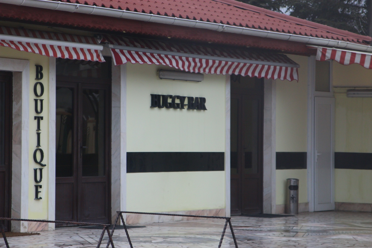 Barul de langa casa latifundiarului din Pipera era miercuri pustiu, doar cativa barbati se aflau in interior si cel mai probabil discutau despre ce s-a intamplat