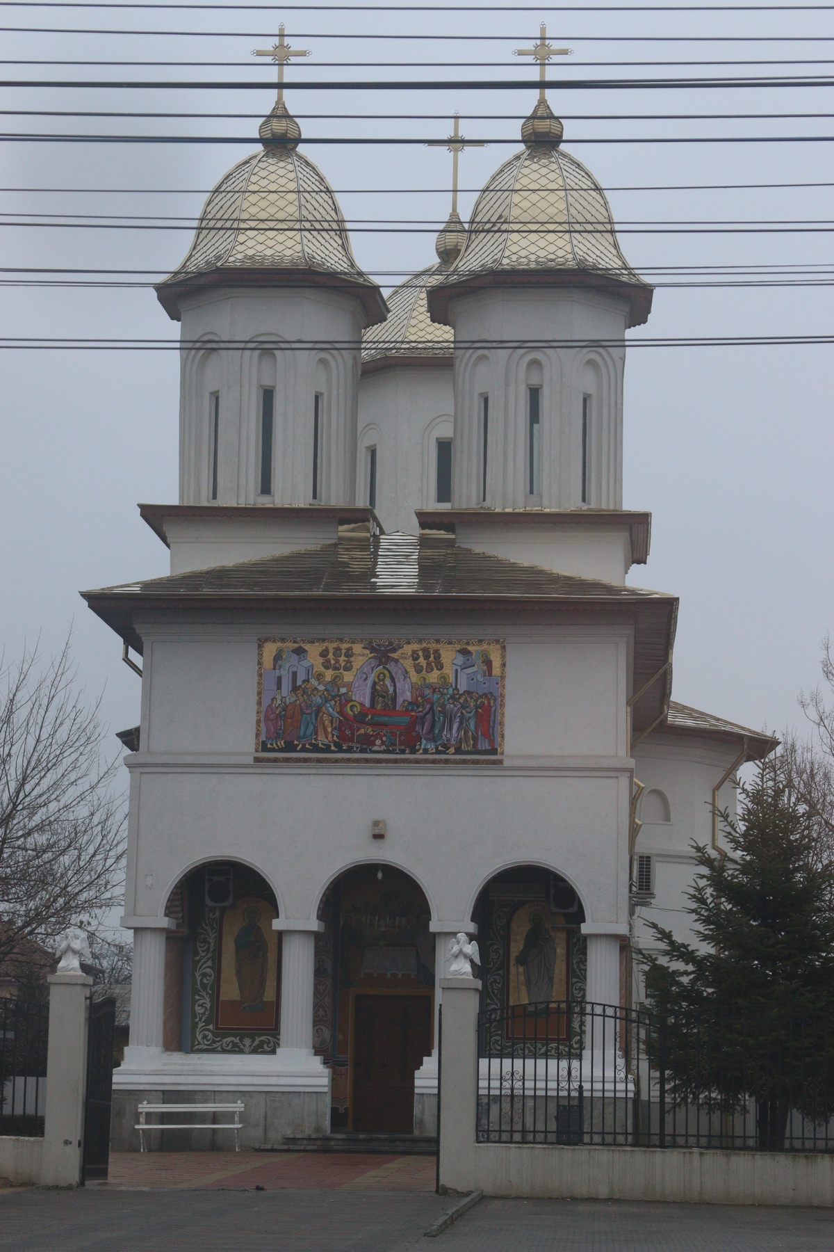 Nici la biserica din Piepra nu era aglomeratie, iar usile erau ferecate
