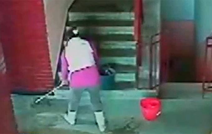 Mai intai, femeia de serviciu si-a facut treaba pentru care era platita