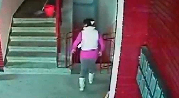 Dupa ce a terminat, ingrijitoarea s-a uitat in stanga si-n dreapta, dupa care si-a facut nevoile in casa scarii