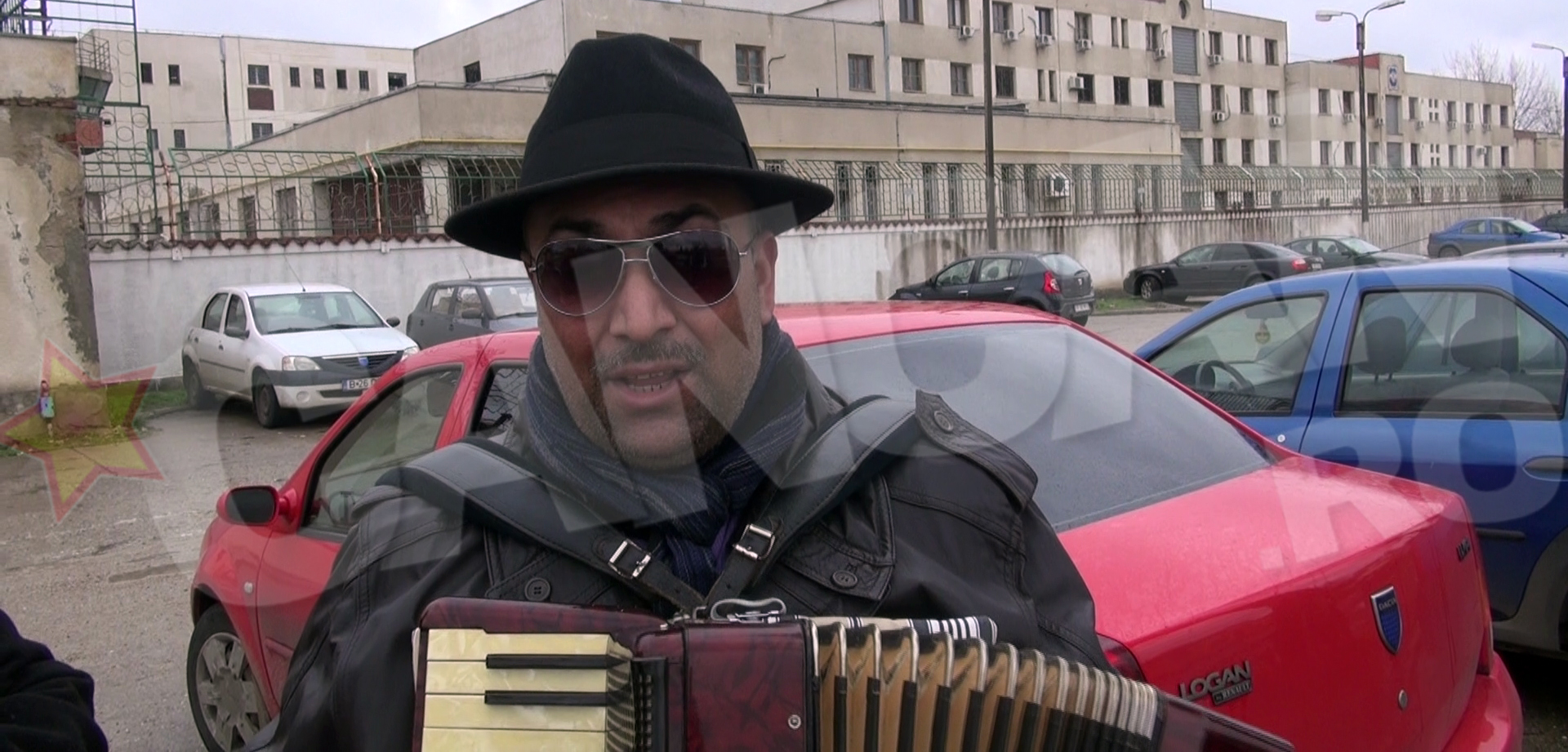 Sorin Necunoscutu si-a incordat acordeonul in fata intrarii de la Rahova pentru a-si cinsti cum trebuie prietenii aflati dupa gratii