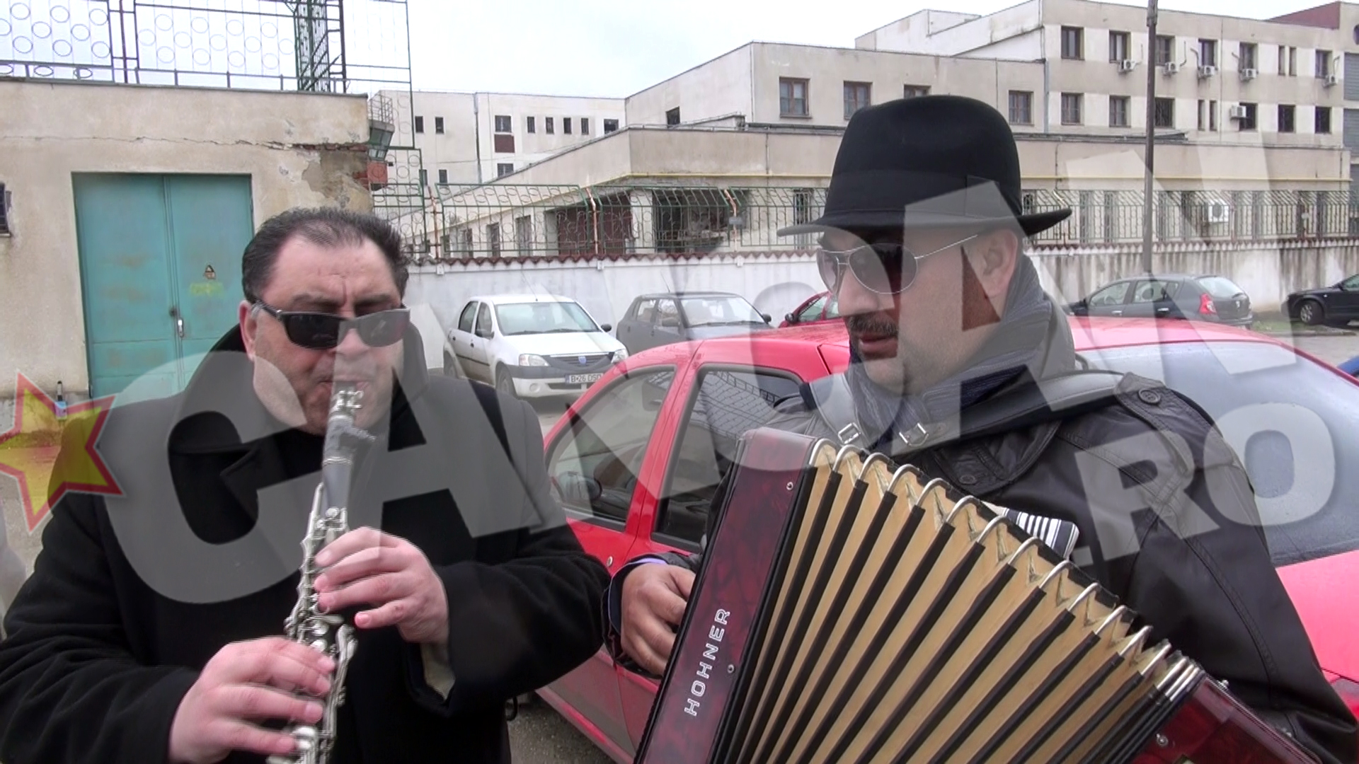 Fratele lui Romeo Fanstastik si Nelu Bosoi, ajutati de acordeon si clarinet, au dat un adevarat spectacol langa puscarie