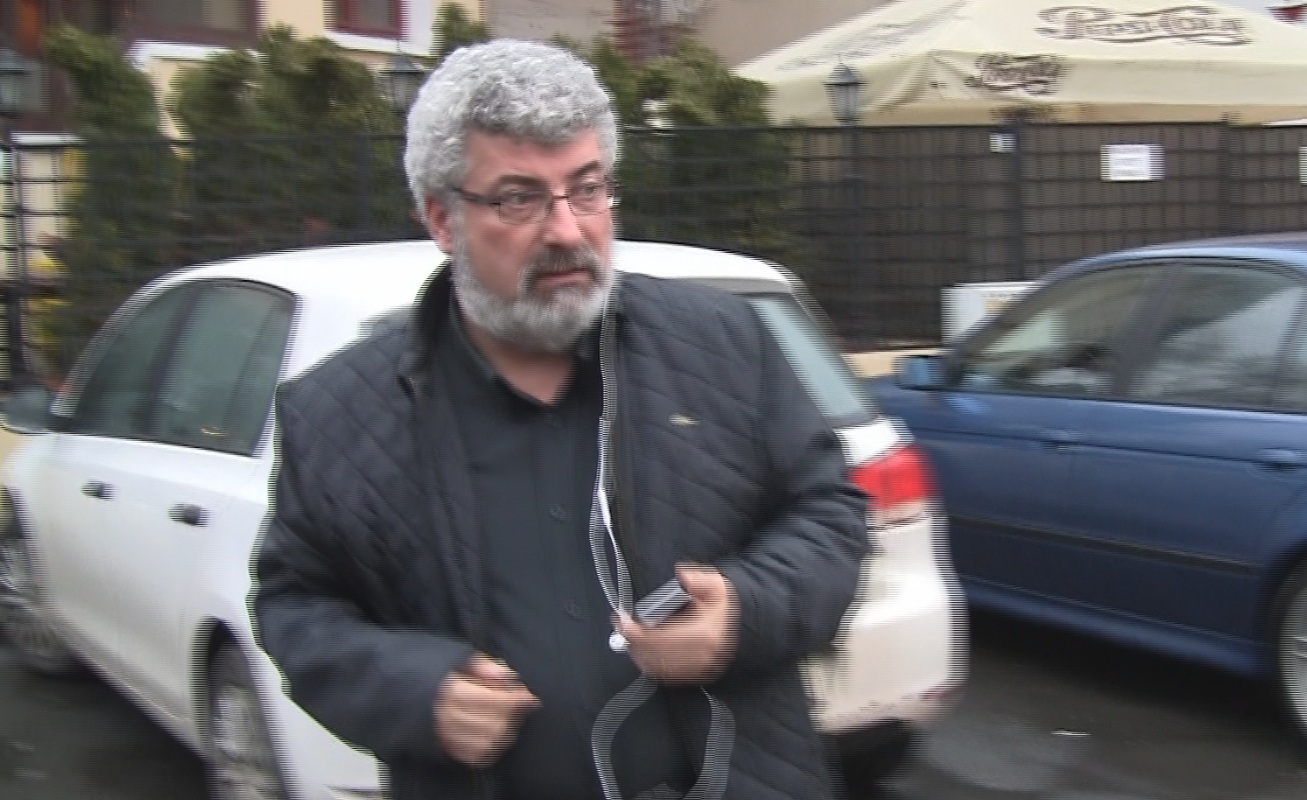 Prigoana a privit in gol, gandindu-se probabil la o problema care il apasa