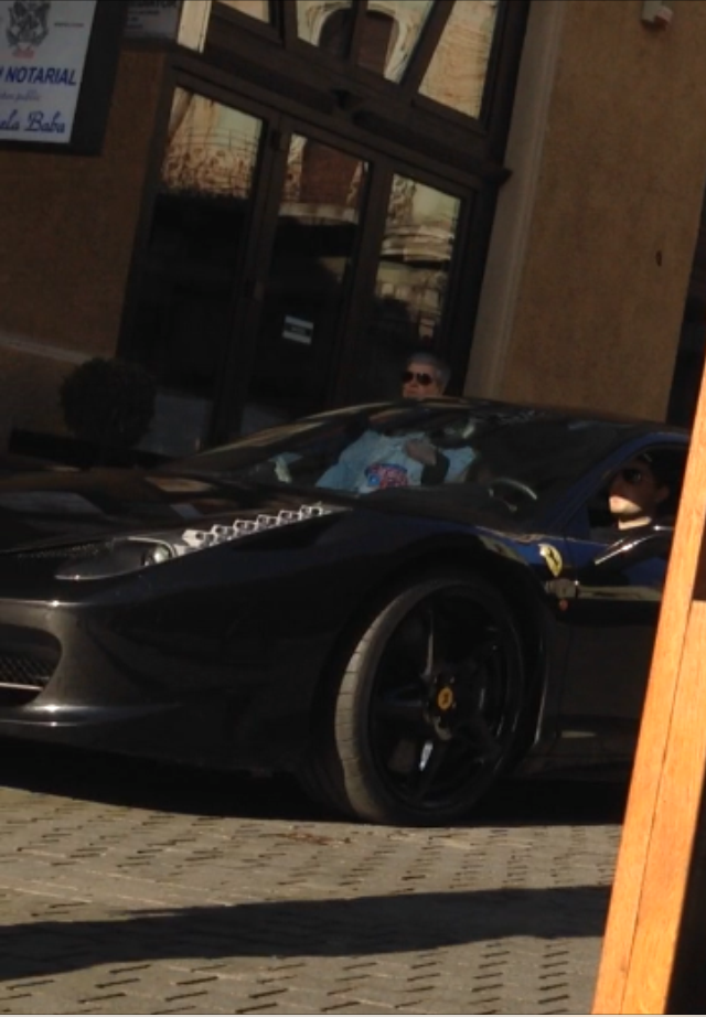 Pozele au fost trimise pe deja celebra adresa pont@cancan.ro