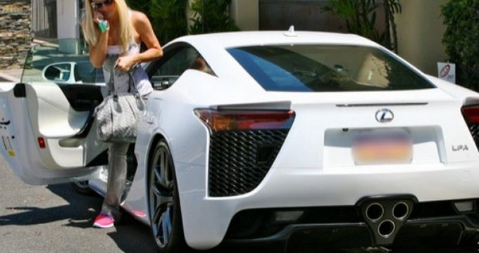In topul celor mai scumpe masini scoase la vanzare se afla un Lexus LFA. Paris Hilton detine doua astfel de bijuterii